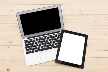 Ofis işyeri açık dizüstü bilgisayar, tablet pc, telefon ve ahşap masa kahve