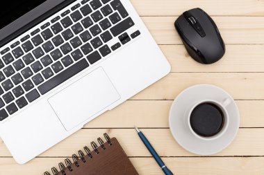 Ofis işyeri açık dizüstü bilgisayar, tablet pc, telefon ve ahşap masa kahve