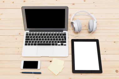 Ofis işyeri açık dizüstü bilgisayar, tablet pc, telefon ve ahşap masa kahve