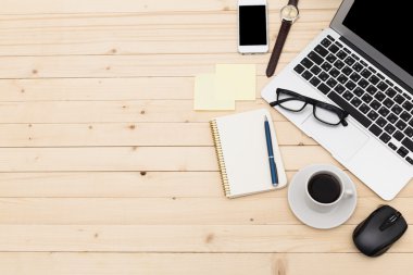 Ofis işyeri açık dizüstü bilgisayar, tablet pc, telefon ve ahşap masa kahve