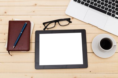 Ofis işyeri açık dizüstü bilgisayar, tablet pc, telefon ve ahşap masa kahve