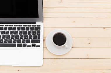 Ofis işyeri açık dizüstü bilgisayar, tablet pc, telefon ve ahşap masa kahve