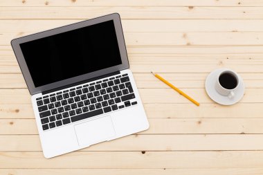 Ofis işyeri açık dizüstü bilgisayar, tablet pc, telefon ve ahşap masa kahve