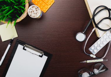 Tıbbi Pano ve ahşap Resepsiyon arka plan üzerinde stetoskop.