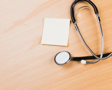 Tıbbi Pano ve ahşap Resepsiyon arka plan üzerinde stetoskop.