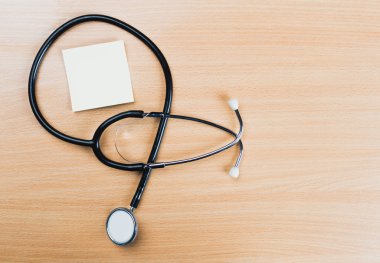 Tıbbi Pano ve ahşap Resepsiyon arka plan üzerinde stetoskop.
