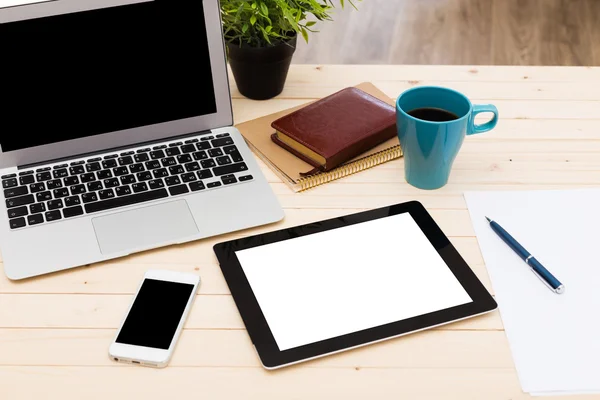 Escritório local de trabalho com laptop — Fotografia de Stock