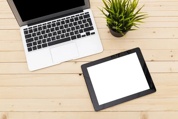 Ofis işyeri açık dizüstü bilgisayar, tablet pc, telefon ve ahşap masa kahve