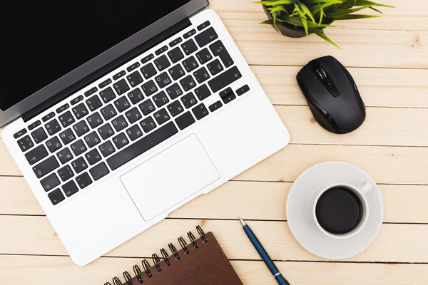 Ofis işyeri açık dizüstü bilgisayar, tablet pc, telefon ve ahşap masa kahve