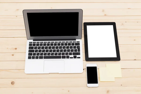 Office arbetsplatsen med öppna laptop, TabletPC, telefon och fika på trä skrivbord — Stockfoto