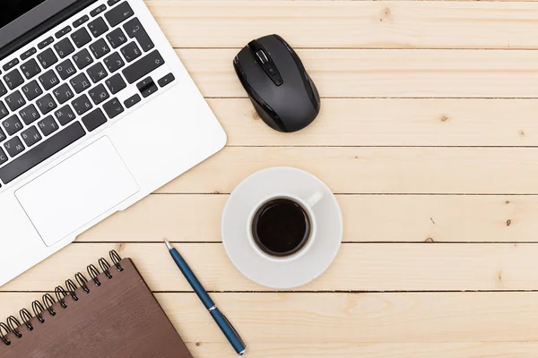 Ofis işyeri açık dizüstü bilgisayar, tablet pc, telefon ve ahşap masa kahve