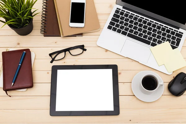 Ofis işyeri açık dizüstü bilgisayar, tablet pc, telefon ve ahşap masa kahve