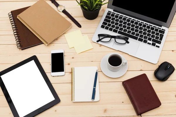 Escritório local de trabalho com laptop aberto, tablet pc, telefone e xícara de café em mesa de madeira — Fotografia de Stock