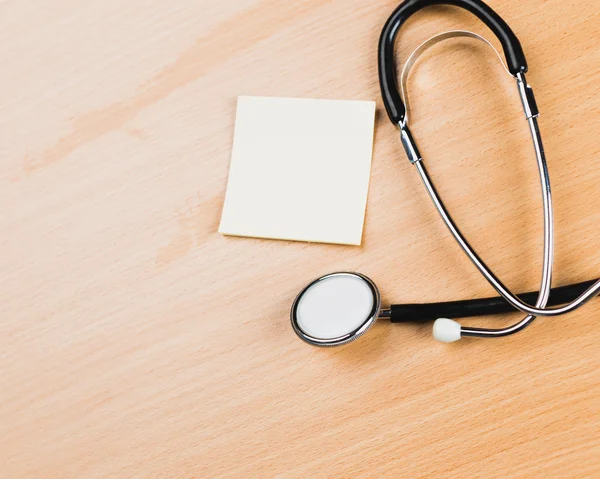 Tıbbi Pano ve ahşap Resepsiyon arka plan üzerinde stetoskop.