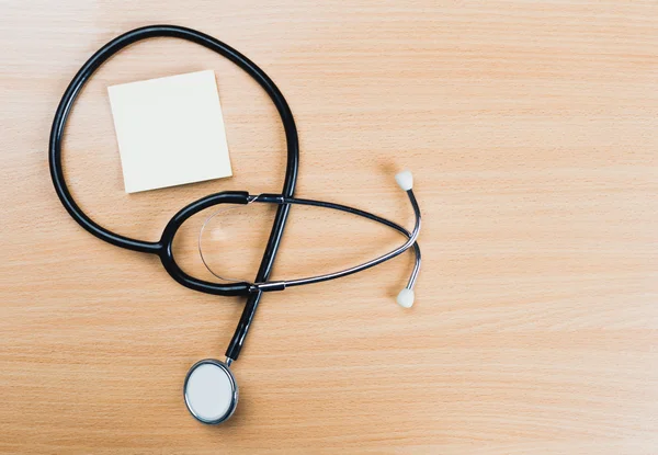 Tıbbi Pano ve ahşap Resepsiyon arka plan üzerinde stetoskop.