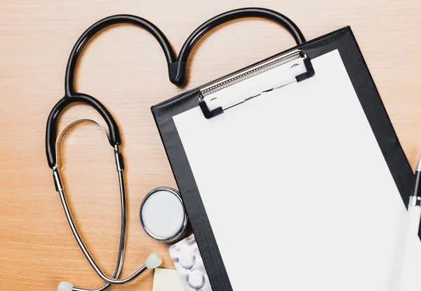 Tıbbi Pano ve ahşap Resepsiyon arka plan üzerinde stetoskop.
