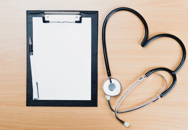 Tıbbi Pano ve ahşap Resepsiyon arka plan üzerinde stetoskop.