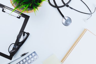 Tıbbi Pano ve stetoskop. Üstten Görünüm.