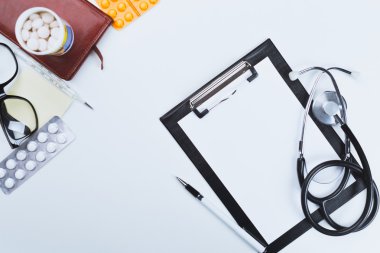 Tıbbi Pano ve stetoskop. Üstten Görünüm.