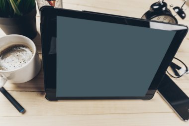 Ahşap masa ofis işyeri