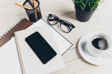 Ahşap masa ofis işyeri