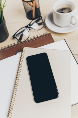 Ahşap masa ofis işyeri