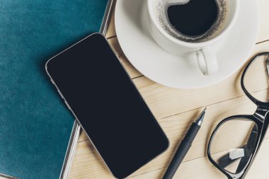 Ahşap masa ofis işyeri