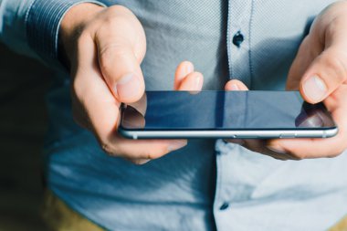 Cep telefonu kullanan adam