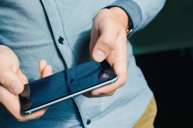Cep telefonu kullanan adam