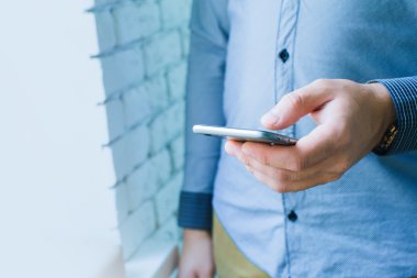 Cep telefonu kullanan adam