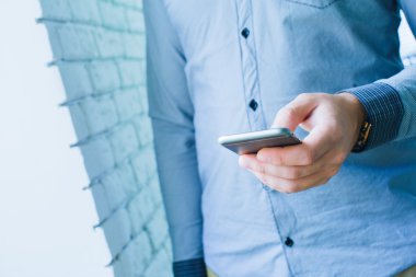 Cep telefonu kullanan adam