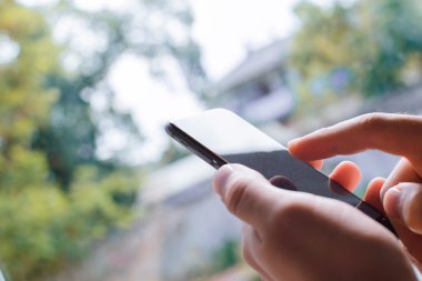 Cep telefonu kullanan adam