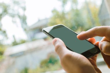 Cep telefonu kullanan adam