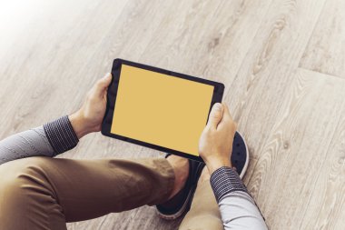 Cep telefonu kullanan adam