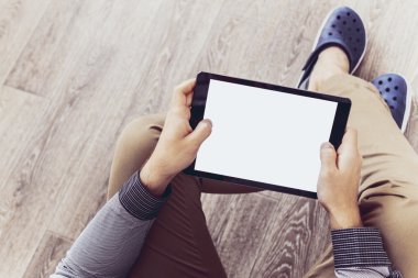 Cep telefonu kullanan adam