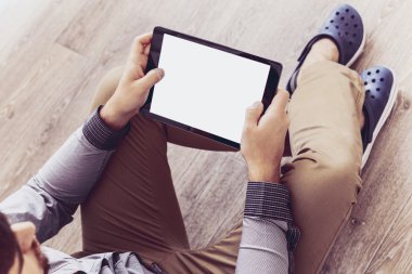 Cep telefonu kullanan adam