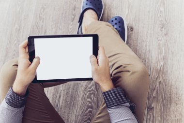 Cep telefonu kullanan adam