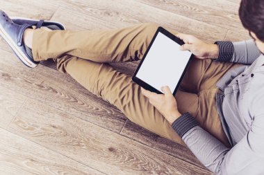 Cep telefonu kullanan adam