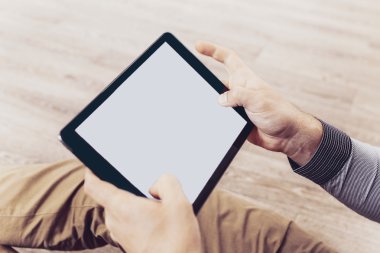 Cep telefonu kullanan adam