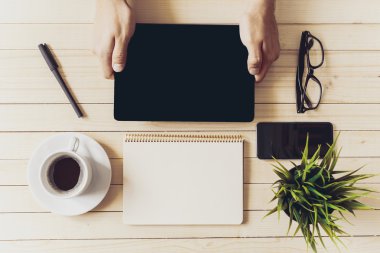 Ahşap masa ofis işyeri