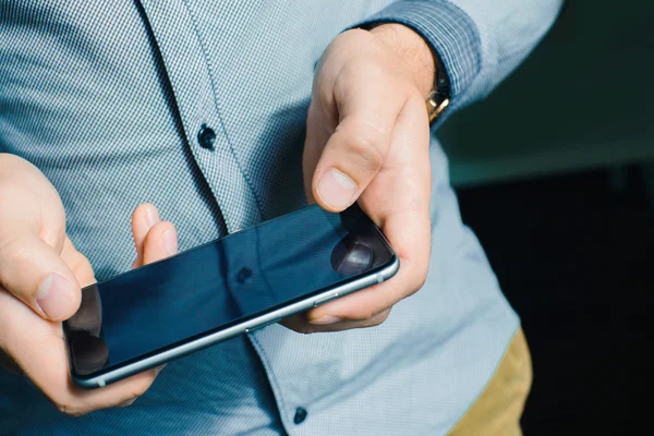 Cep telefonu kullanan adam