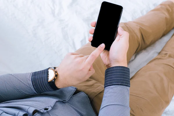 Cep telefonu kullanan adam