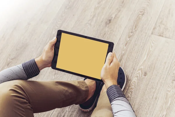 Cep telefonu kullanan adam