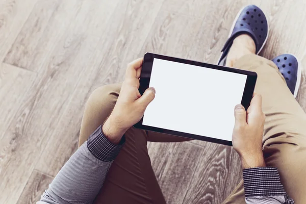 Cep telefonu kullanan adam