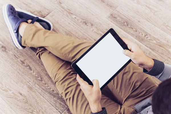 Cep telefonu kullanan adam