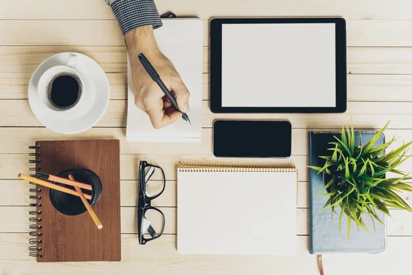 Oficina de trabajo en escritorio de madera — Foto de Stock