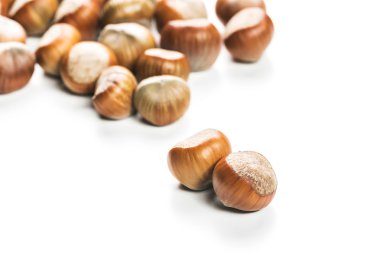 Beyaz arka planda fındıklar.