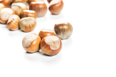 Beyaz arka planda fındıklar.