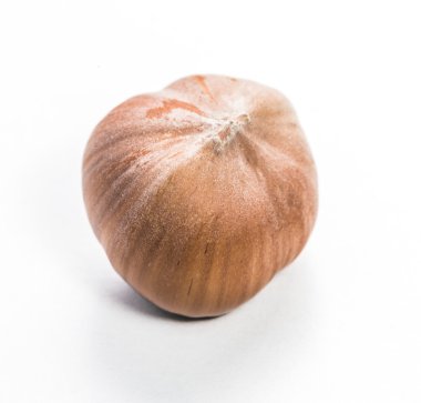 Beyaz arka planda fındıklar.