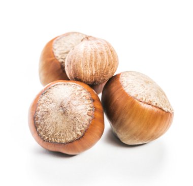 Beyaz arka planda fındıklar.